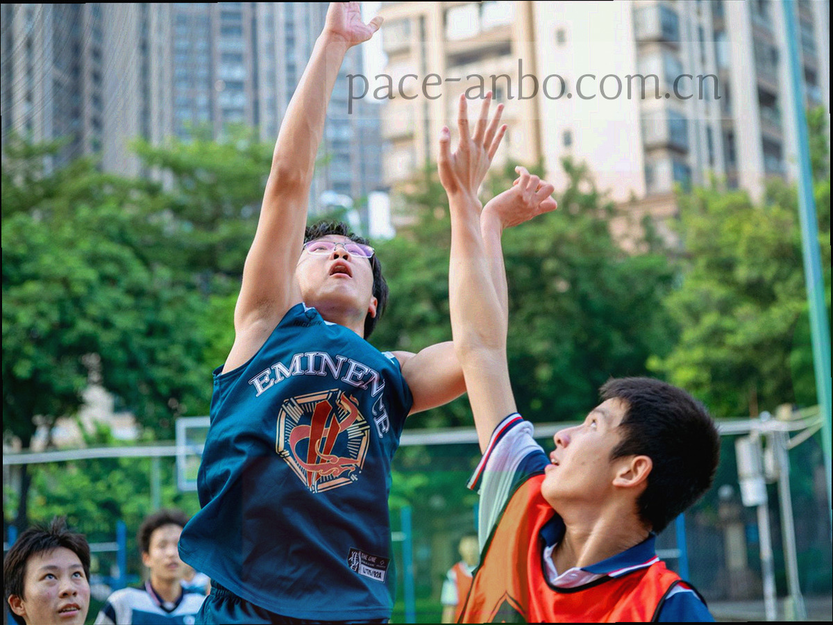 夜场灯光下的球场边线与虚化观众席，看台座席层层延伸向场地中央